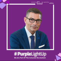 Lila Grafik #PurpleLightUp mit einem Man im Anzug in der Mitte