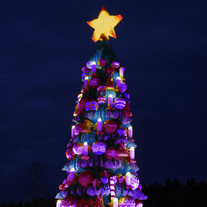 Ein lila Weihnachtsbaum aus Lego Duplo mit einem gelben Stern auf der Spitze im Legoland Deutschland.