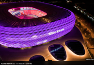 Die Allianz Arena ist mit lila Licht beleuchtet.
