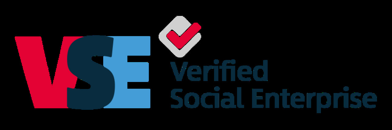 Label: VSE Verified Social Enterprise. Schrift in rot und blau. Icon eines roten Häkchen.