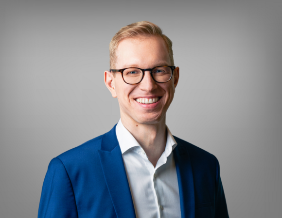 Portrait von Michael Zakall, männlich gelesene Person mit kurzem blondem Haar in einem schwarzen T Shirt