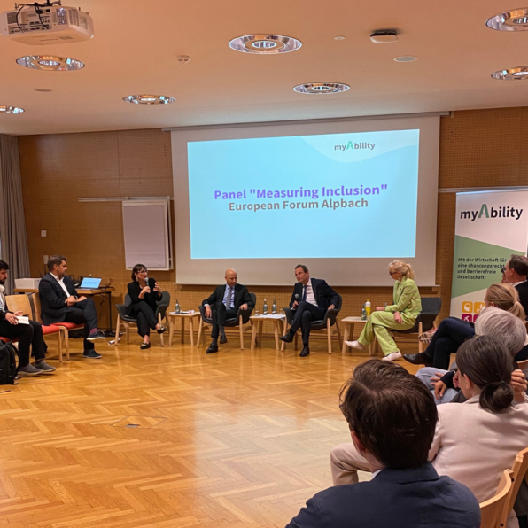 Teilnehmende und Vortgragende des Panels