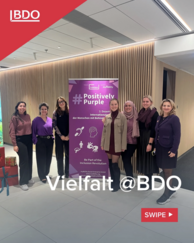 BDO Logo. Sieben Personen stehen bei einem Positively Purple Roll-Up. Vielfalt @BDO.