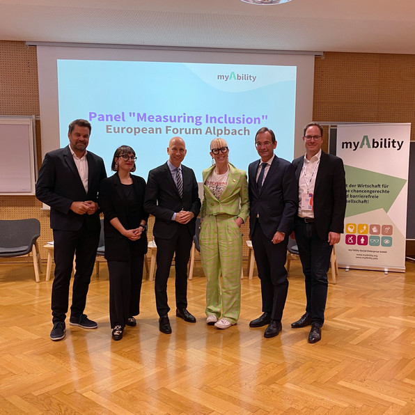 Wolfgang Kowatsch, Fides Raffel, Martin Kocher, Caroline Casey, Erich Lehner und Michael Aumann. Im Hintergrund befindet sich eine Leinwand auf der Panel "Measuring Inclusion" European Forum Alpbach geschrieben steht.