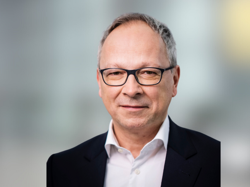 Portraitfoto von Robert Szwedo, im schwarzen Anzug und weißem Hemd mit Brille
