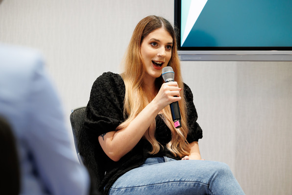 Andrea Strohriegl spricht während ihres Workshops zum Publikum.