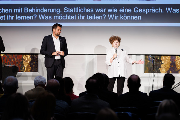 Susan Scott-Parker und Wolfgang Kowatsch auf der Bühne des DCD