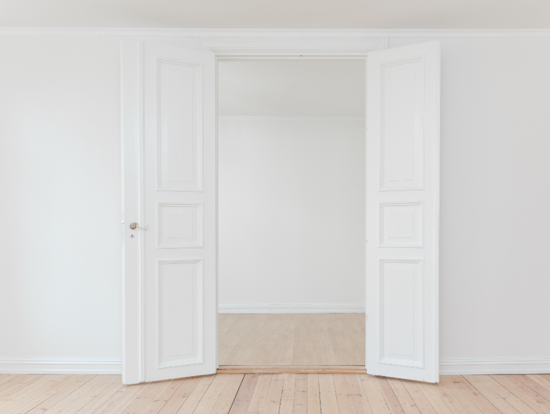 Foto einer offenen weißen Türe