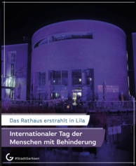Das Rathaus erstrahlt in Lila. Internationaler Tag der Menschen mit Behinderung. Stadt Garbsen Logo.