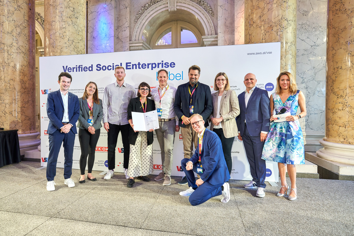 myAbility Teammitglieder bei der Überreichung des Verified Social Enterprise Labels mit Vertreter:innen von aws, SENA, WKO und BMAW