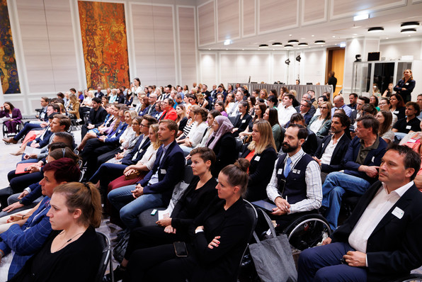Ein Blick in das Publikum des Abendevents. Alle Sitze sind besetzt.