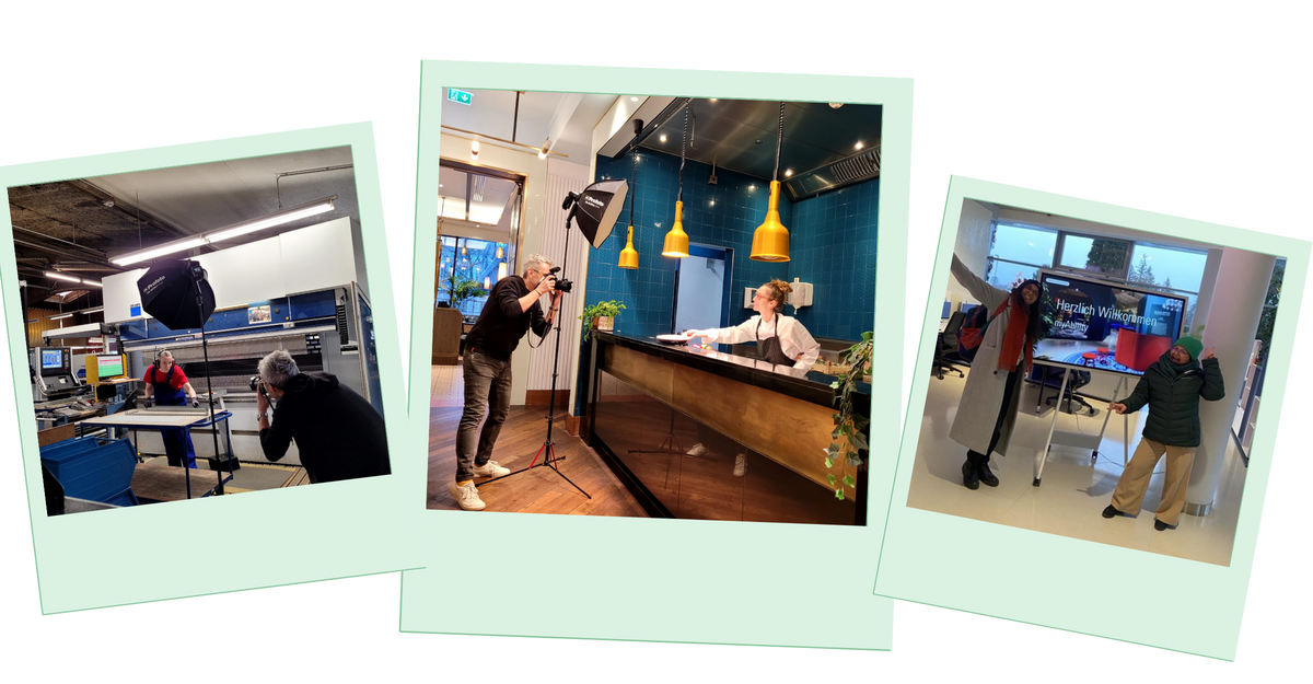 Drei Fotos im Polaroid-Stil: 1. Fotoshooting in einer Werkshalle, eine Frau steht an einer Maschine, der Fotograf richtet die Kamera aus. 2. Fotoshooting in einem Restaurant, eine Frau im Küchenoutfit hinter dem Tresen, der Fotograf hält die Kamera. 3. Zwei Personen stehen mit ausgestreckten Armen vor einem Bildschirm mit der Aufschrift „Herzlich Willkommen myAbility“.