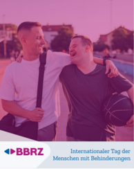 Foto von zwei Personen die jeweils eine Sport Tasche und einen Basketball tragen. Eine Person davon hat Trisomie 21. Das Bild hat eine transparente lila Ebene über dem Foto. BBRZ Logo. Internationaler Tag der Menschen mit Behinderungen.