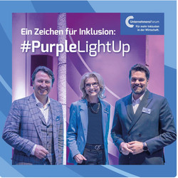 "Ein Zeichen für Inklusion: #PurpleLightUp". Unternehmensforum. Zwei Männer und eine Frau lächeln in die Kamera