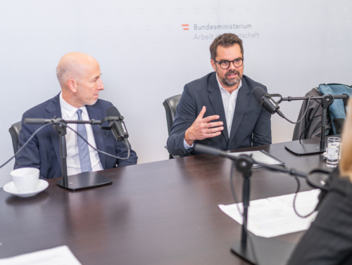 Bundesminister Martin Kocher und myAbility Geschäftsführer Wolfgang Kowatsch im Gespräch für den Podcast "Zukunftschancen"