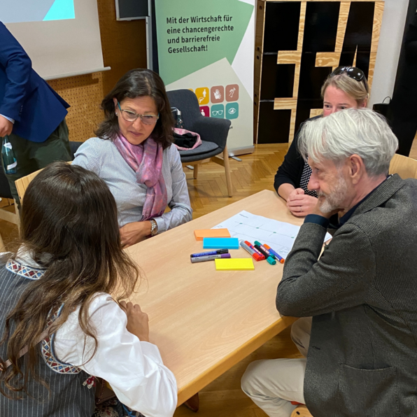 Workshop Teilnehmende sitzen zusammen