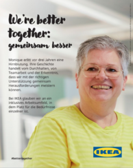 We´re better together: gemeinsam besser. Monique erlitt vor drei Jahren eine Hirnblutung. Ihre Geschichte handelt vom Durchhalten, von Teamarbeit und Erkenntnis, dass wir mit der richtigen Unterstützung gemeinsam Herausforderungen meistern können. Bei Ikea glauben wir an ein inklusives Arbeitsumfeld, in dem Platz für Bedürfnisse einzelner ist. #bettertogether. Ikea Logo. Monique hat kurzes gruaes Haar und trägt eine Brille.