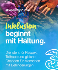 #PositivelyPurple. Inklusion beginnt mit Haltung. Drei steht für Respekt, Teilhabe und gleiche Chancen für Menschen mit Behinderungen. Drei Logo. Im Hintergrund sind bunte Kinderhände abgebildet.