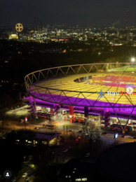 Lila beleuchtete BayArena bei Nacht