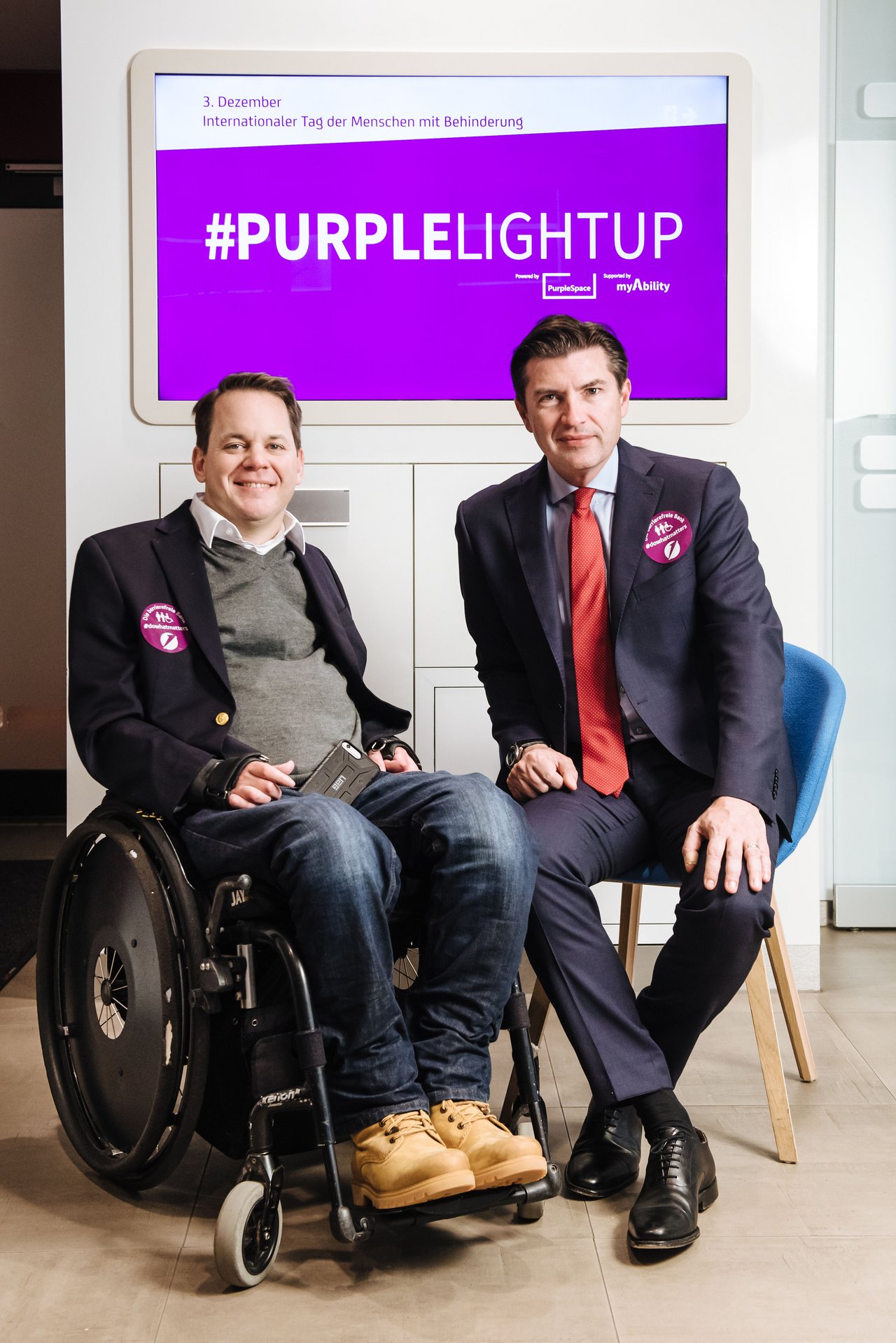 Gregor Demblin und Robert Zadrazil, Bank Austria Filiale. Im Hintergrund lila Bildschirm mit "PurpleLightUp"
