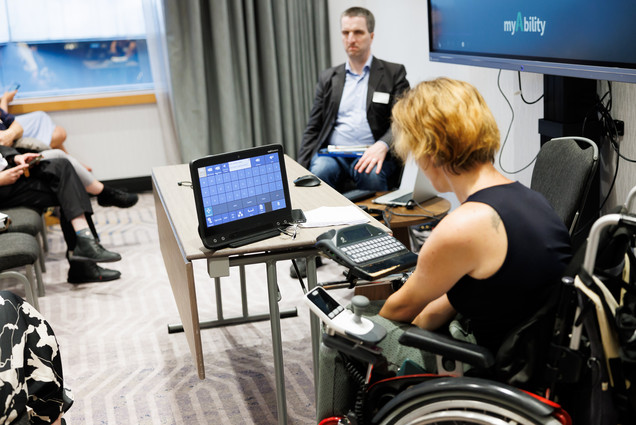 Natascha Toman und Fredrik Fischer zeigen assistive Technologien bei ihrem Workshop.