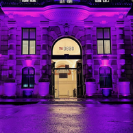 Lila beleuchetes Gebäude der Agentur für Bildung und Internationalisierung