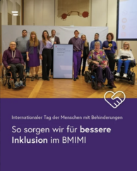 Gruppenfoto, zwei Rollstuhlnutzer:innen vorne. Text: „Internationaler Tag der Menschen mit Behinderungen“, „So sorgen wir für bessere Inklusion im BMIMI“.