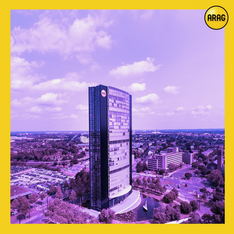 Lila gefärbtes Foto von einem Hochhaus auf dem das ARAG Logo angebracht ist