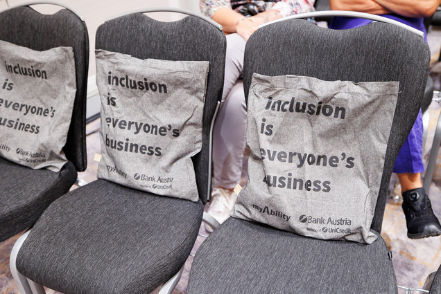 Die Goodie-Bags für die Teilnehmenden. Auf ihr steht der Spruch "Inclusion is everone's business" – gemeinsam mit den Logos ovn myAbility und UniCredit Bank Austria AG.