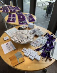 Runder Tisch mit Goodies und lila Karten zu #PositivelyPurple