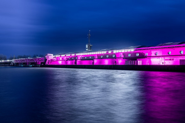 Lila beleuchtetes VERBUND Kraftwerk in Freudenau