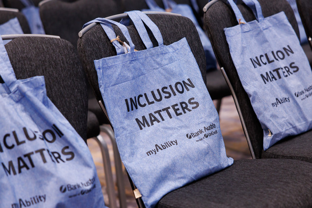 Goodiebags mit der Aufschrift Inclusion Matters und Logos von myAbility und Bank Austria.