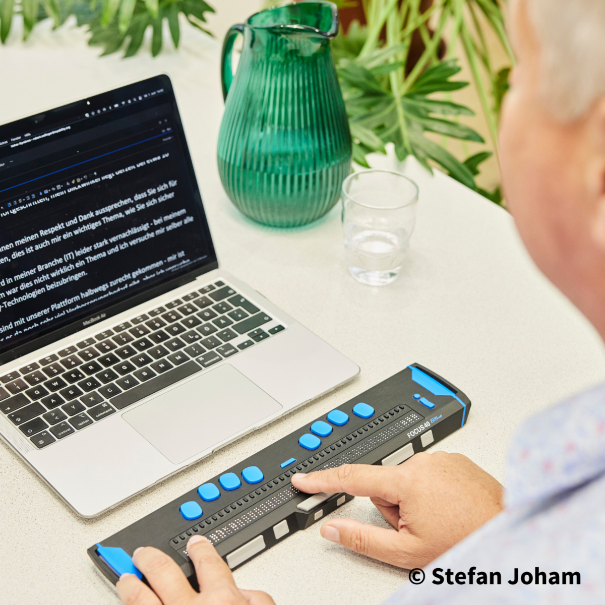 Person benutzt Braillezeile