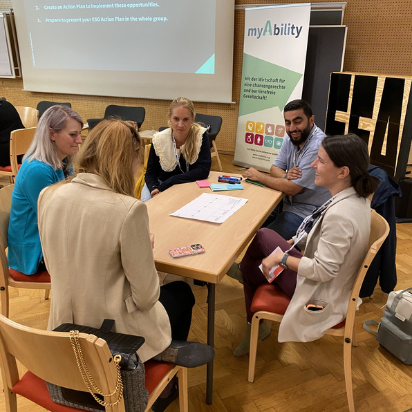 Workshop, Teilnehmende arbeiten zusammen