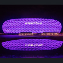 Foto von der lila leuchtenden Allianz Arena in München bei Nacht