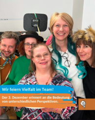 Es sind 5 Personen mit und ohne Behinderung abgebildet. Wir feiern Vielfalt im Team! Der 3.Dezember erinnert an die Bedeutung von unterschiedlichen Perspektiven.