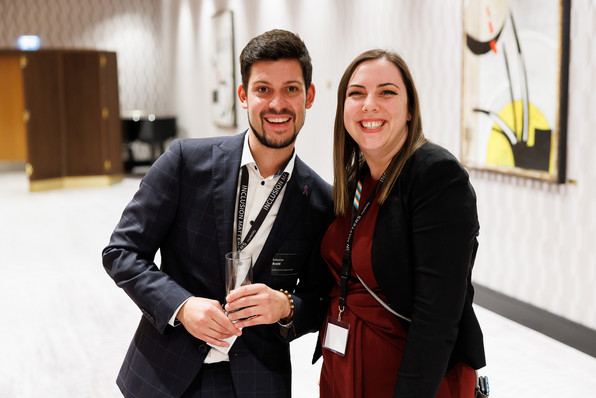Sebastian Brettl und Sarah Preuschoff von myAbility lachen in die Kamera