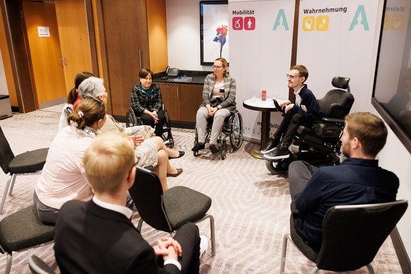 Personen sitzen im Sesselkreis bei einer myAbility Sensing Journey