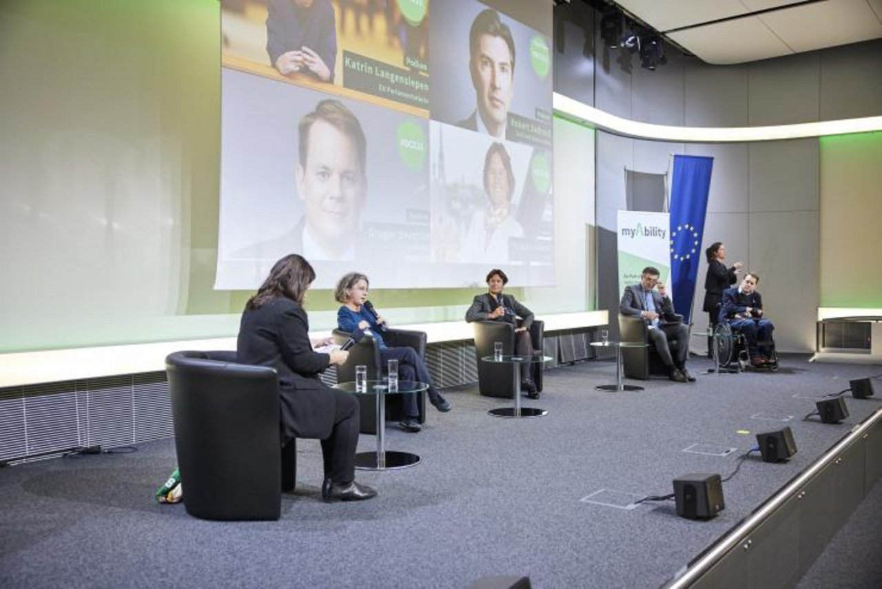 Am Podium zum Thema Social Impact: Vera Schmidt (ORF), Katrin Langensiepen (EU-Parlamentarierin), Christine Catasta (ÖBAG Vorständin), Robert Zadrazil (Vorstand UniCredit Bank Austria), Gregor Demblin (Chief Visionär Officer myAbility).