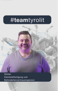 Person mit kurzen aufgestellten Haaren und Bart vor einer Baustellen-Illustration mit dem Text „#teamtyrolit“ sowie „Stefan“ und „Kleinteilefertigung und Behindertenvertrauensperson