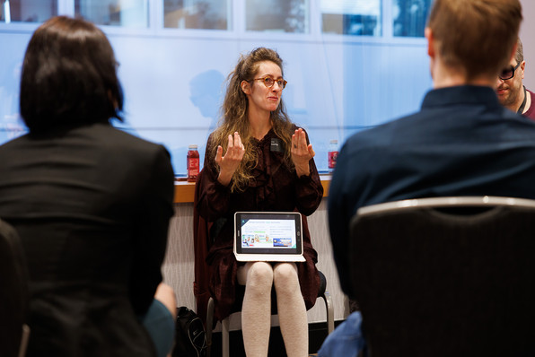 Frau mit Sehbehinderung bei der Sensing Journey spricht.