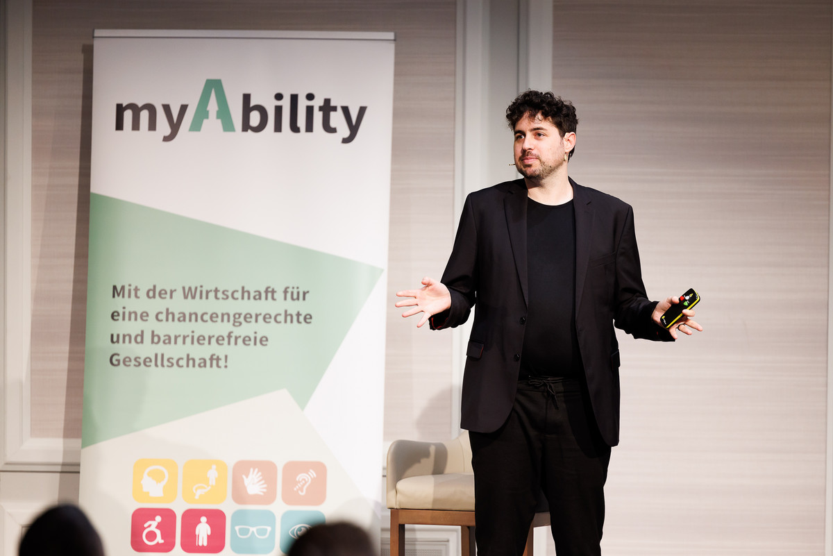 Rot Shternin bei seiner Keynote auf der Hauptbühne des Abendevents.