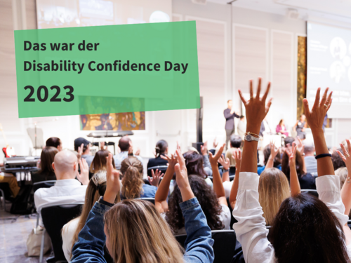 Das Publikum des Abendevents des DCD applaudiert in Österreichischer Gebärdensprache. Darüber steht: "Das war der Disability Confidence Day 2023".