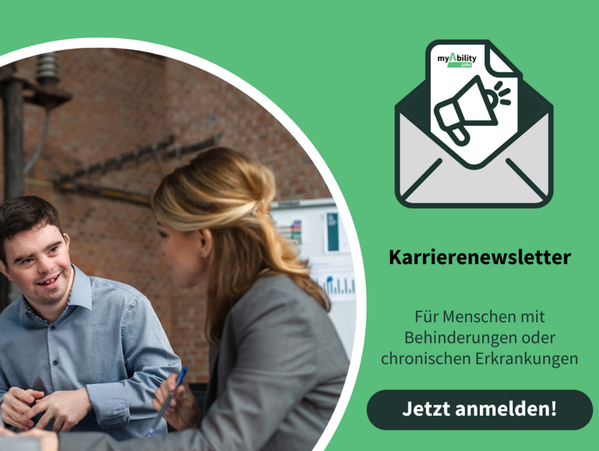 Sujet auf grünem Hintergrund. Brief mit Lautsprecher auf Papier. Karrierenesletter: Für Menschen mit Behinderungen oder chronischen Erkrankungen. Jetzt anmelden! Links Foto von zwei Personen in Bewerbungssituation.