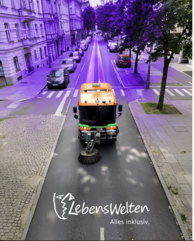 Eine Strasse in Berlin abgebildet, wo ein Reinigungsauto durchfährt. Hinter dem Auto ist die Straße lila gefärbt. Lebenswelten, alles inklusiv Logo.