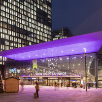 Wiener Hauptbahnhof mit lila leuchtender Dachkonstruktion