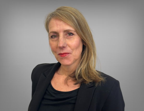 Sabine Schremser hat schulterlange blonde Haare und trägt einen schwarzen Blazer.