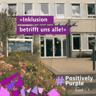 Inklusion betrifft uns alle! #PositivelyPurple. Powered by Purple Space. Supported by myAbility. Im Hintergrund ist das Gebäude der IPN Kiel.