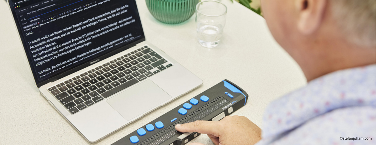 Accessibility Testing: Person benutzt Braillezeile