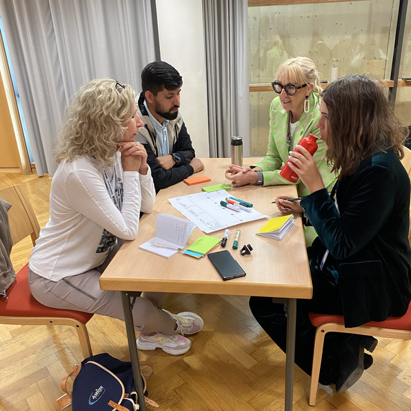 Workshop, Teilnehmende arbeiten aktiv bei Tisch
